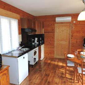 Séjour et cuisine équipée du chalet Cèdre